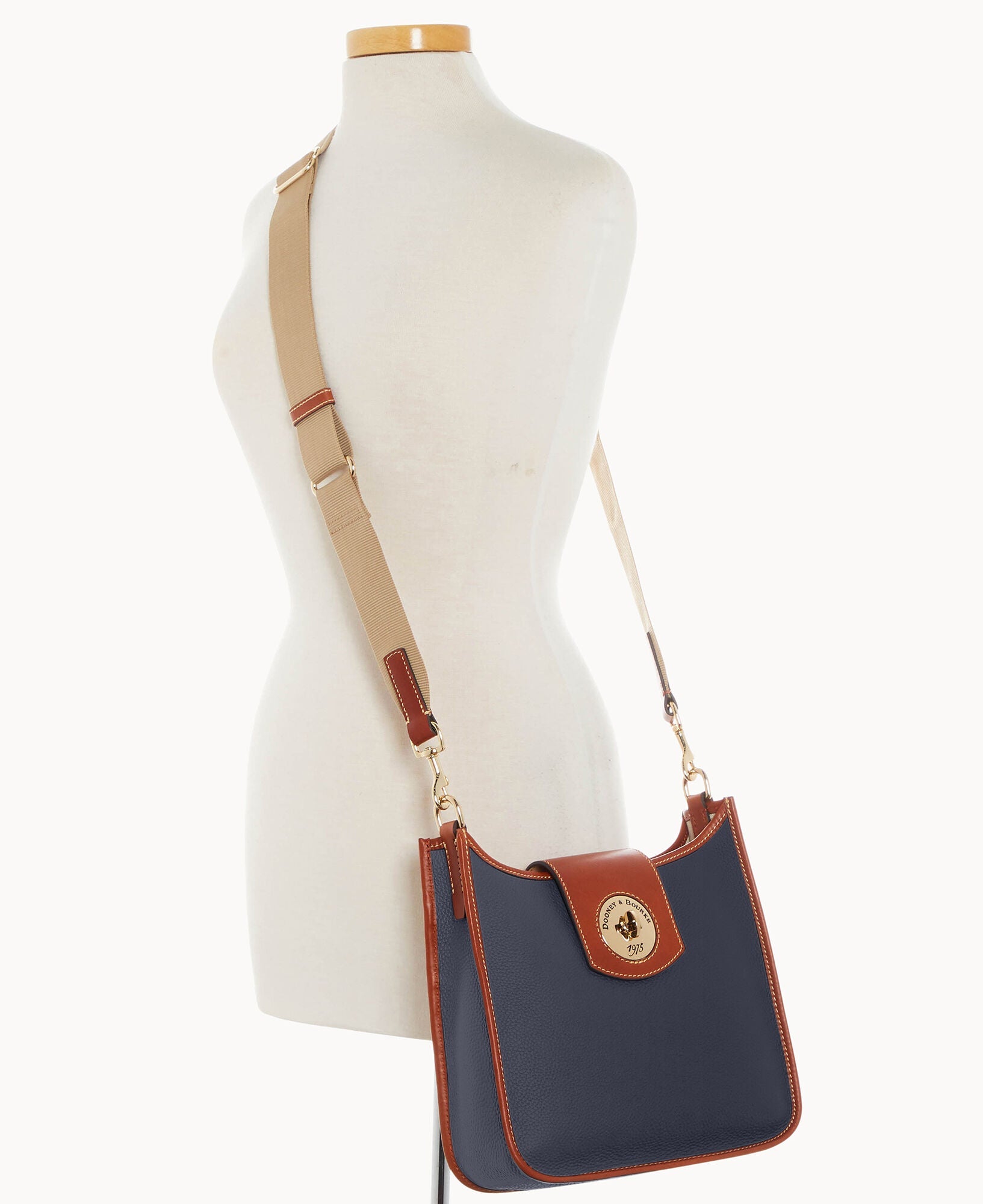 Pebble Turnlock Messenger 28